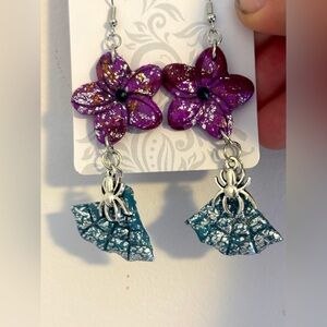 Bellway Beauty a ‘pinch of pretty on Halloween’ flower & spiders dangle earrings